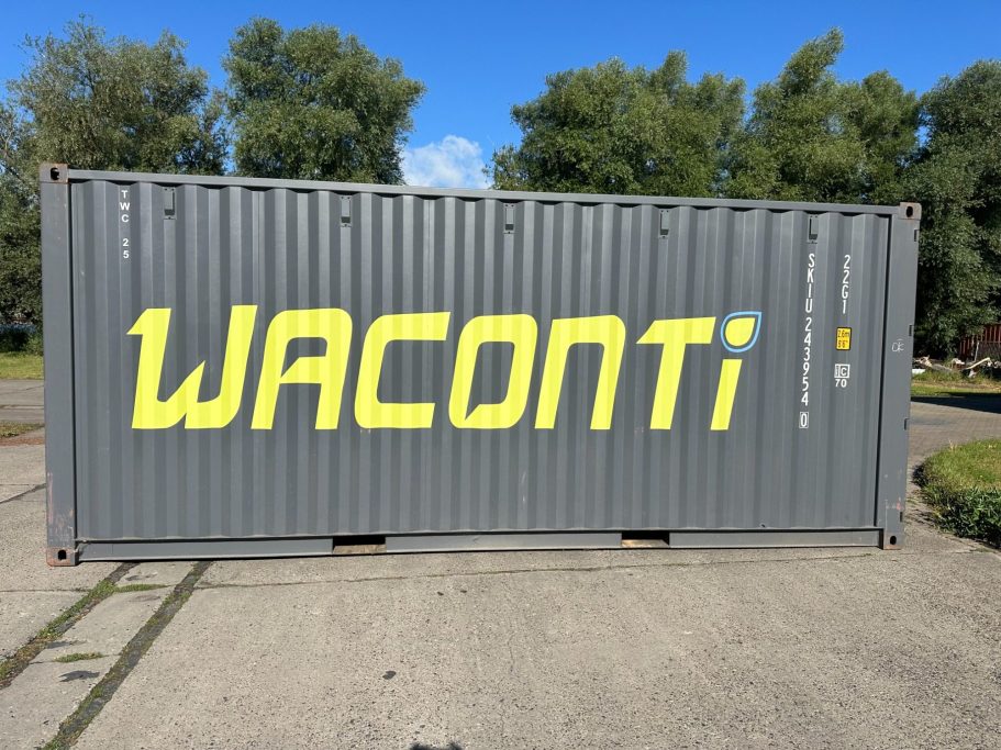 Mobiler Trinkwassercontainer von Waconti im Einsatz auf einer Baustelle